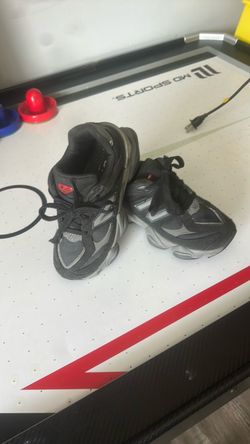 Kids New Balance 9060 size 1