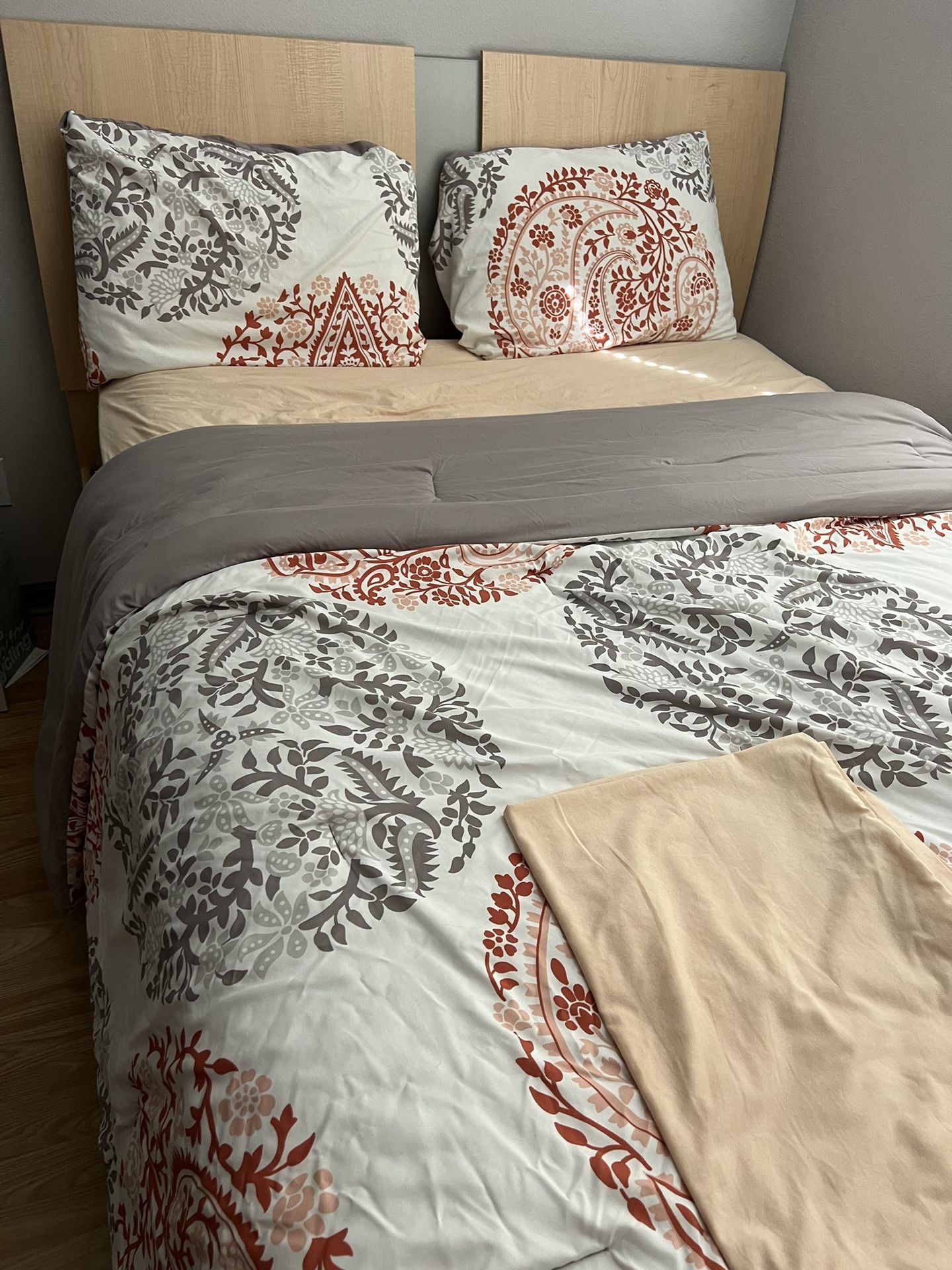 Bedroom Set Armoire TV And Mattress