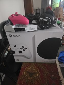 Xbox series s.  Extra controller,headset and a cooling station