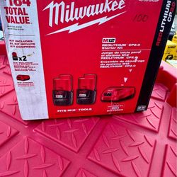 Milwaukee M12 12V Lithium-lon Compact 2.0 Ah Battery Pack (2-Pack) Starter Kit with Charger 