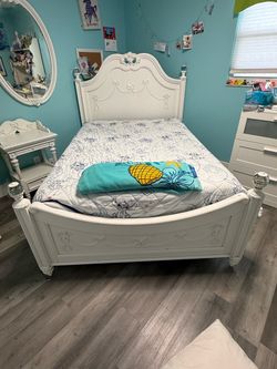 Disney Princess Bedroom Furniture Set - Rooms To Go - Full Bedroom Collection