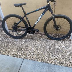 Giant Mountain Bike 27.5 Wheels