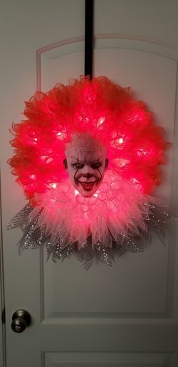 Current Pennywise/It wreath. The perfect Halloween decoration/gift/present! $50 With Lights $45 Without. 18"Wx23"T. See description👇🏻