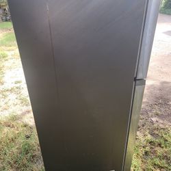 Title: Samsung 18 cu ft Stainless Refrigerator – Good Working Condition – $150