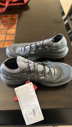 Salomón tennis shoes
