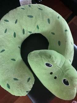 Baby positioning frog pillow