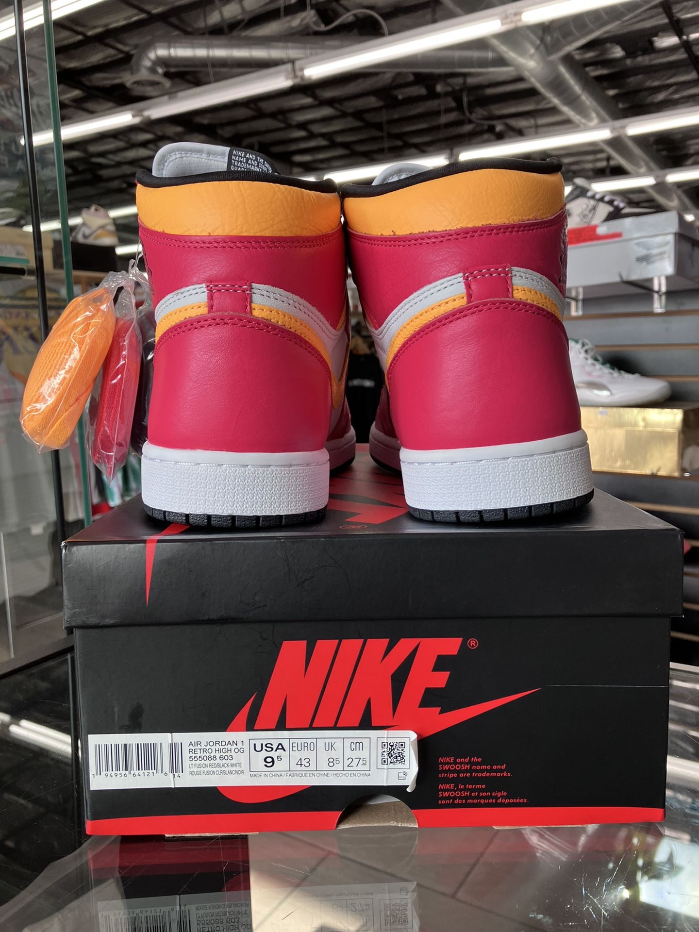 Air Jordan 1 Retro High Light Fusion Red