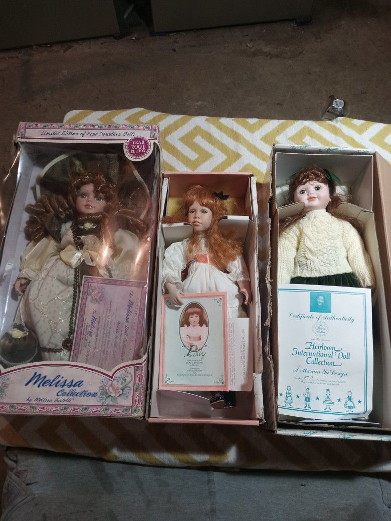 Doll Bundle. Includes

Heirloom international Doll Collection Doll

Melissa Collection Doll.

Pollyanna Tea Party DOLL
Ĺĺ