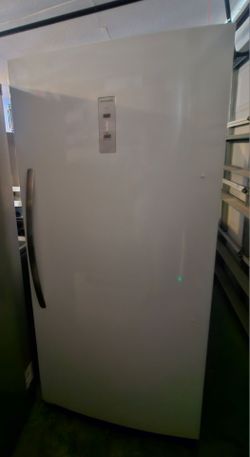 WHITE UPRIGHT FREEZER ... 20 Cu.....FROST FREE.....$ 500