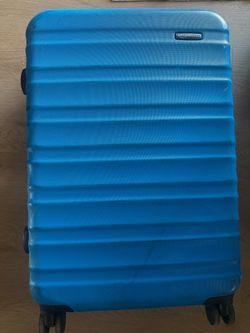 AmazonBasics Hard-Shell Spinner Luggage – Blue