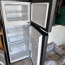 Hisense 3.1-cu ft Mini Fridge with Freezer ( Silver ) ENERGY STAR