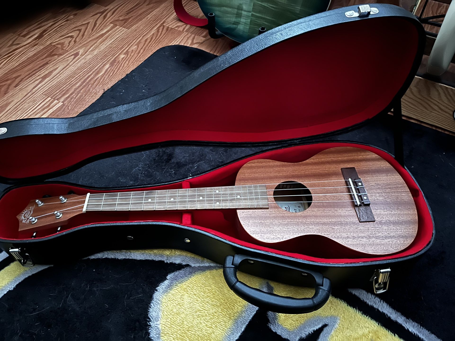 Tenor Ukulele With hardshell Case
