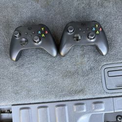 2 Xbox Series X Controllers