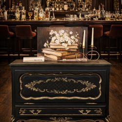 Black & Gold Dry Bar