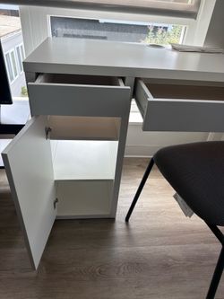 Desk white color