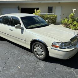 2006 Lincoln Town Car Signature. 35,600 original miles.