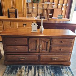 RETRO DRESSER 