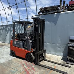 Forklift 