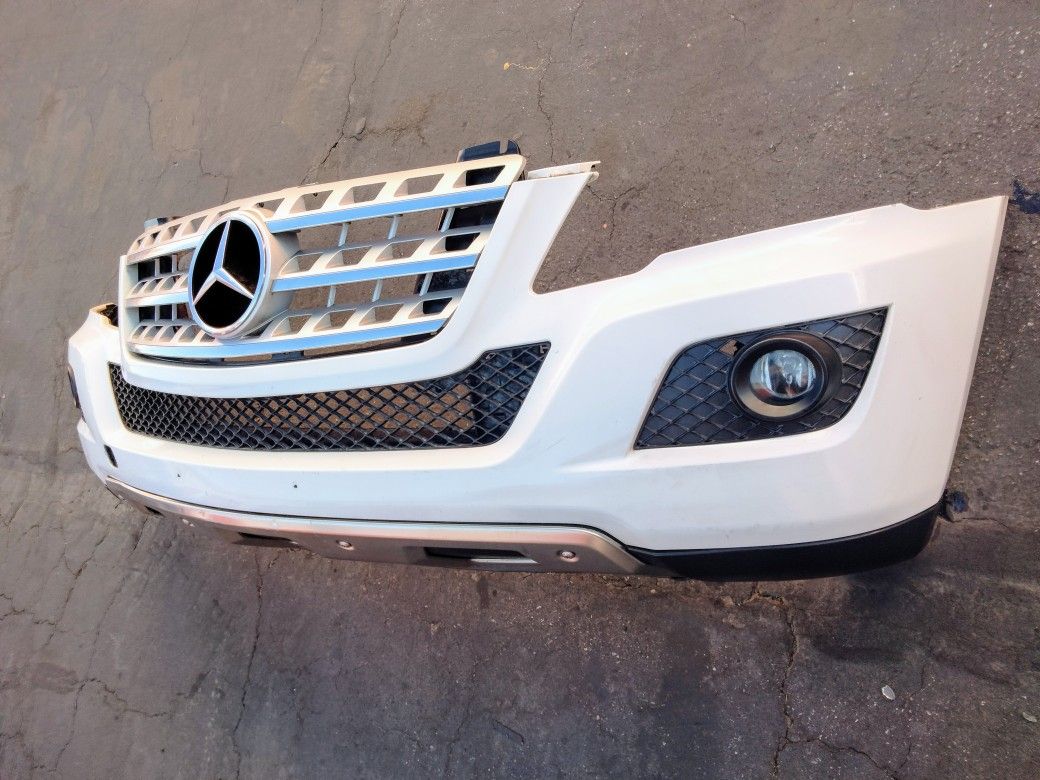 2006-2009 Mercedes ML350/500 Front Bumper With Grill And Emblem And Inner Accessories OEM.