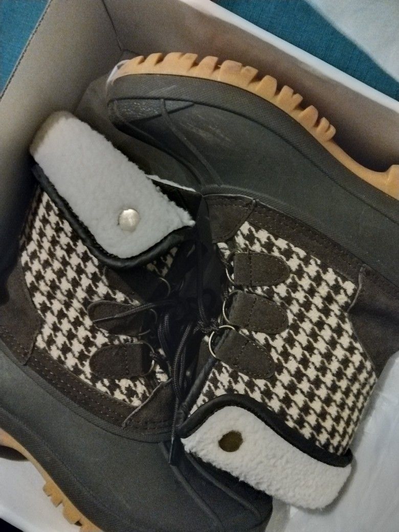 Size 8 Womens Snow Boots