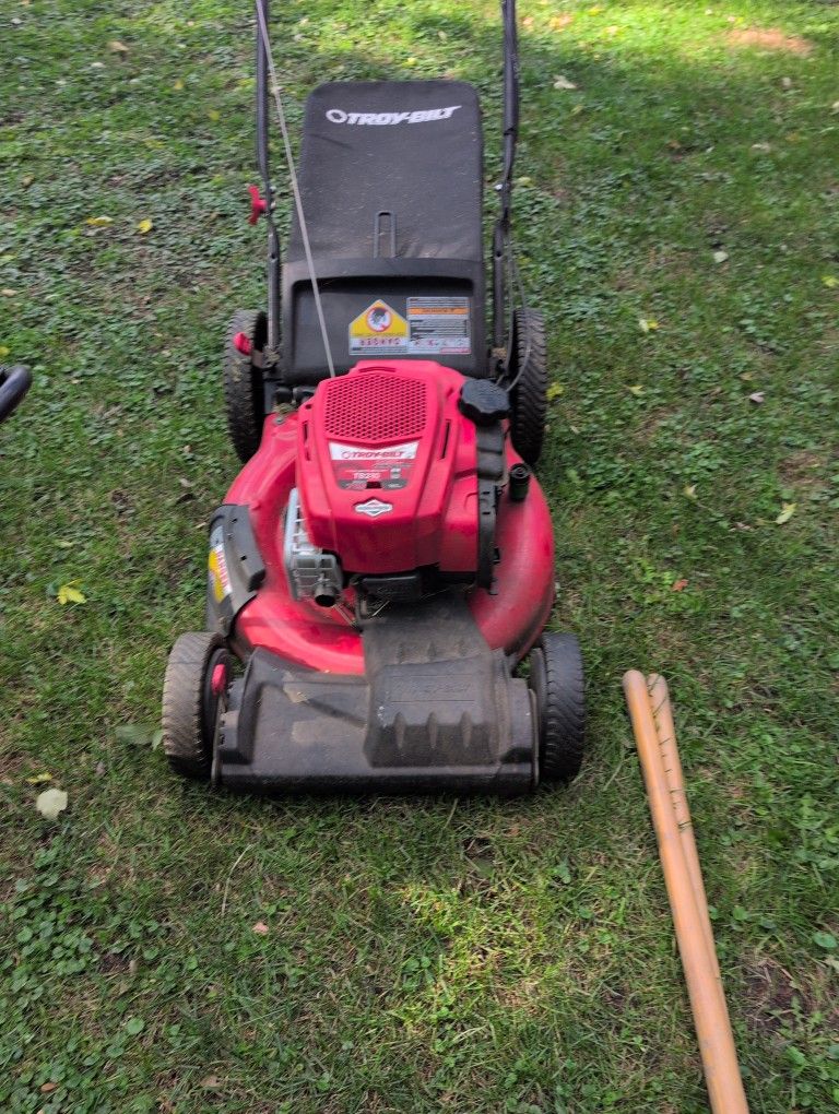 Lawn Mower Briggs 725. ( Needs Tune Up)