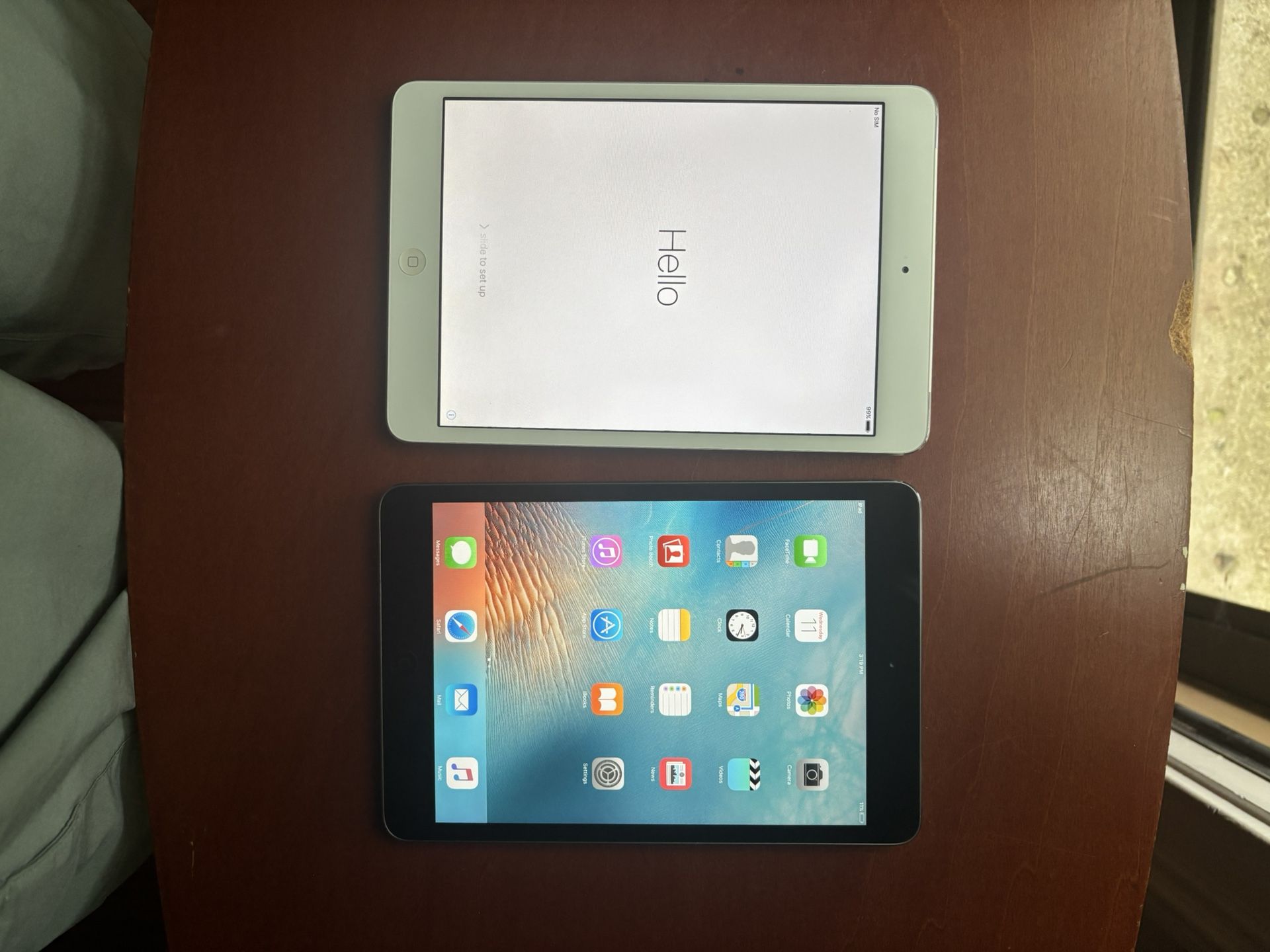 2 iPad mini 2 16GB WiFi only, excellent condition come with the wall plug but no usb