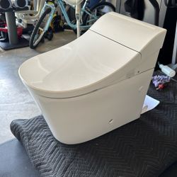 KOHLER HIGH END TOILET 