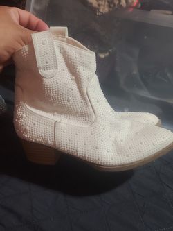 Link girl white boots pearls