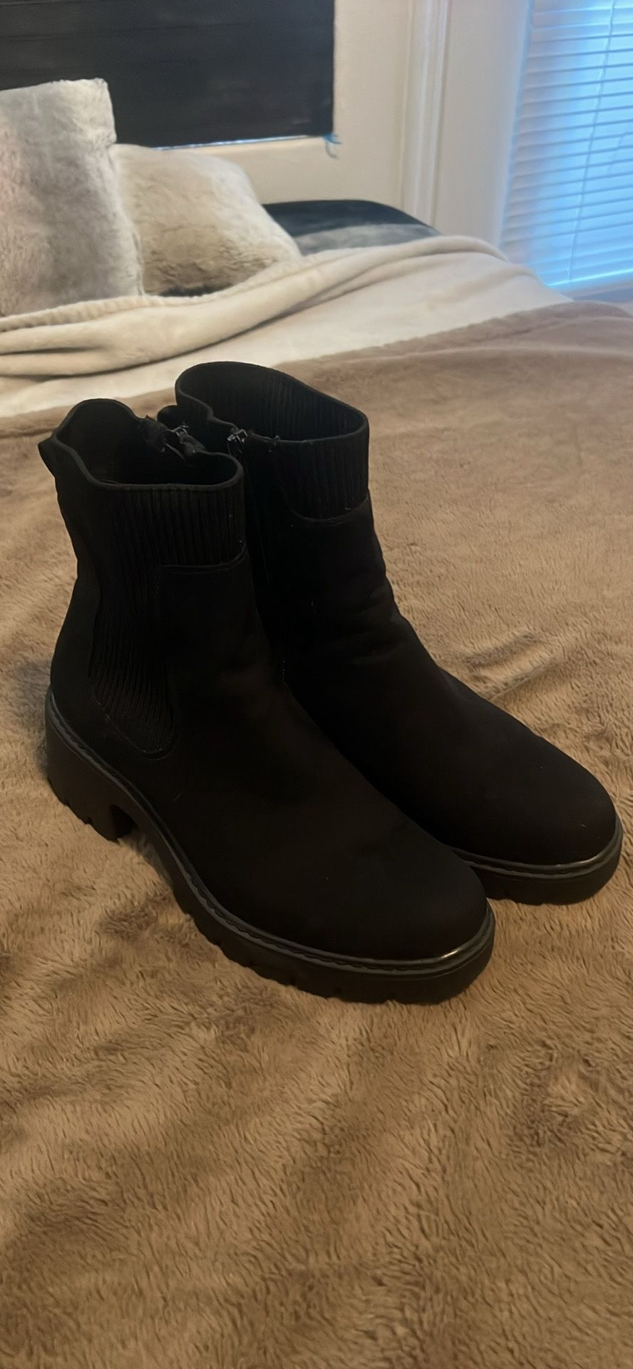 Women’s Chunky Heel Boots SZ 10