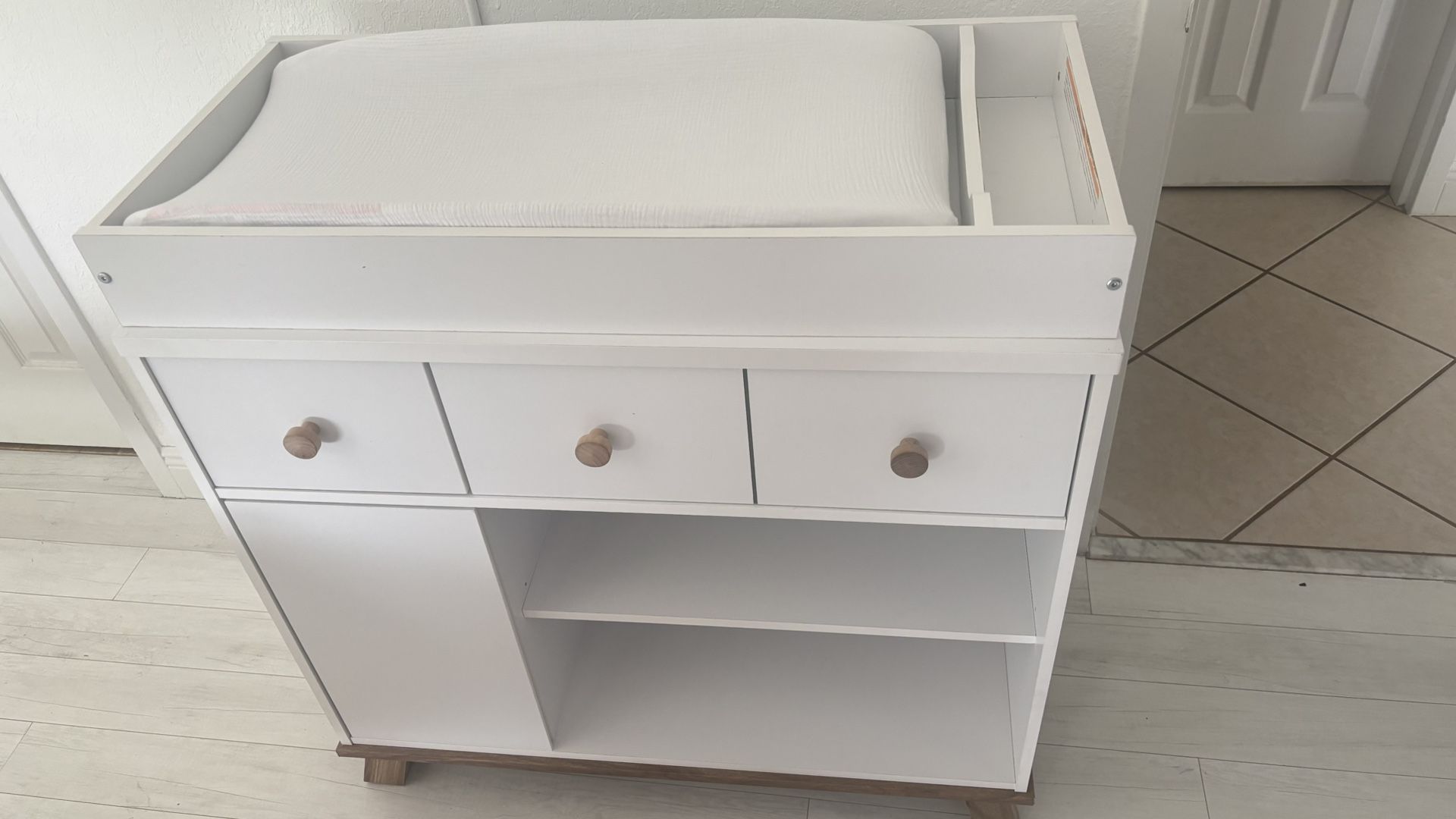 Baby Changing Table with Storage – Great Condition