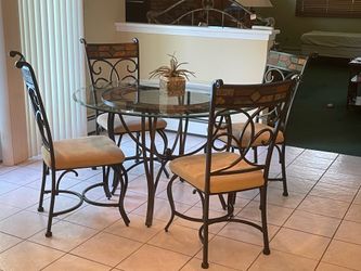 Kitchen table & 4 chairs