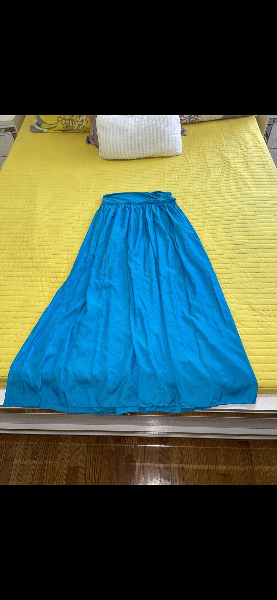 Saks Fifth Avenue Crinkle Maxi Skirt Womens Medium Stretch Blue, Size Medium ,Good Conditions Used Once 