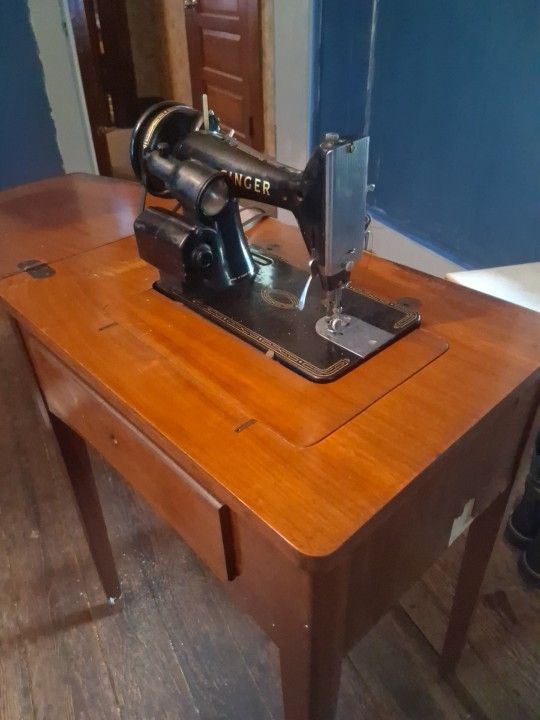 1949 Singer Sewing Machine With Cabinet 