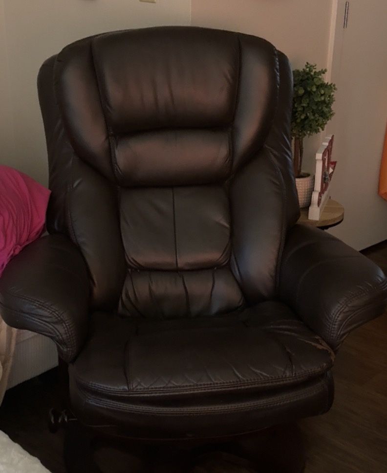 Reclining Leather Chair With Foot Rest 