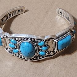 New!! Fashion Jewelry.  Silvertone Bracelet With Turquoise-colored Stones 