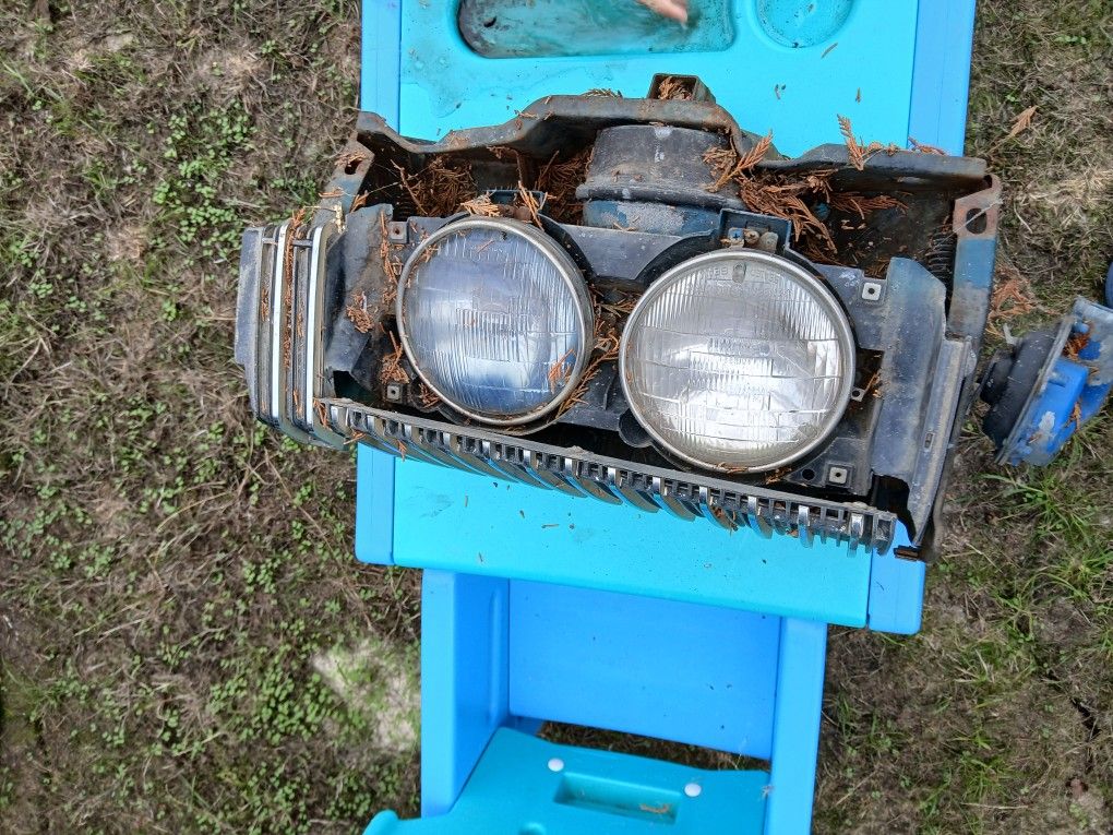 Cougar passenger headlight mechanism. 67-68