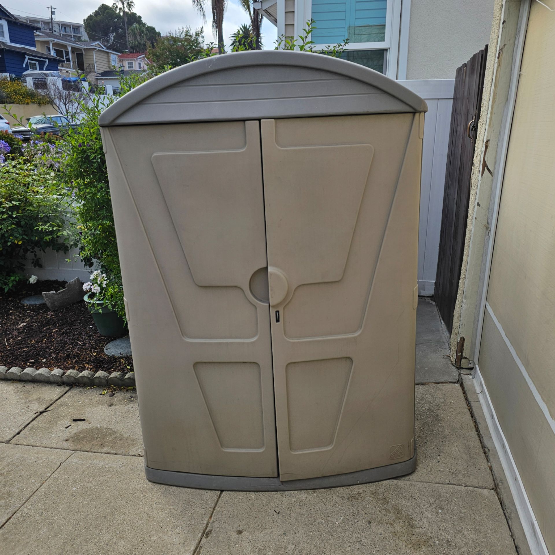 Outdoor storage cabinet/shed, Good condition