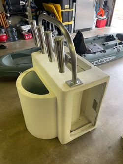 Bait tank leaning post
