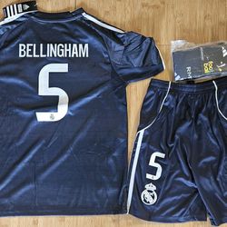 2025 real madrid away kids size
BELLINGHAM #5
Full kit

Comes with jersey, shorts and socks Size available:
#22 5/6 years old
#24 6/8 years old
#26 8