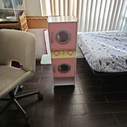 Play Washer/dryer . With Basket And 1 Pretend Costume.