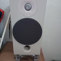 Focal Chora 826 (White finish) – a 3-way bass-reflex floorstanding (tower) loudspeaker $650. (2x)