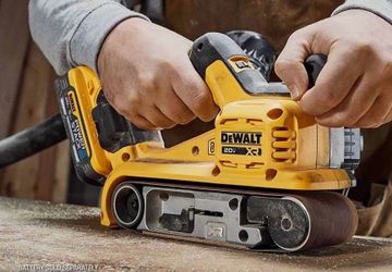 De Walt BELT SANDER DCW-XR 20 v battery (not included)