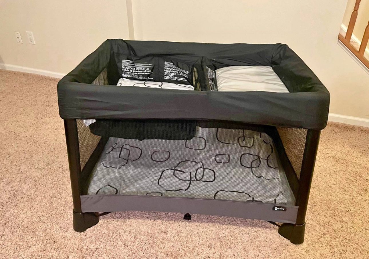 4Moms Breeze Playard with Bassinet attachment