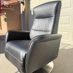 Ekornes Stressless “ Mike “ Power Recliner with Moon Base, LIKE NEW!