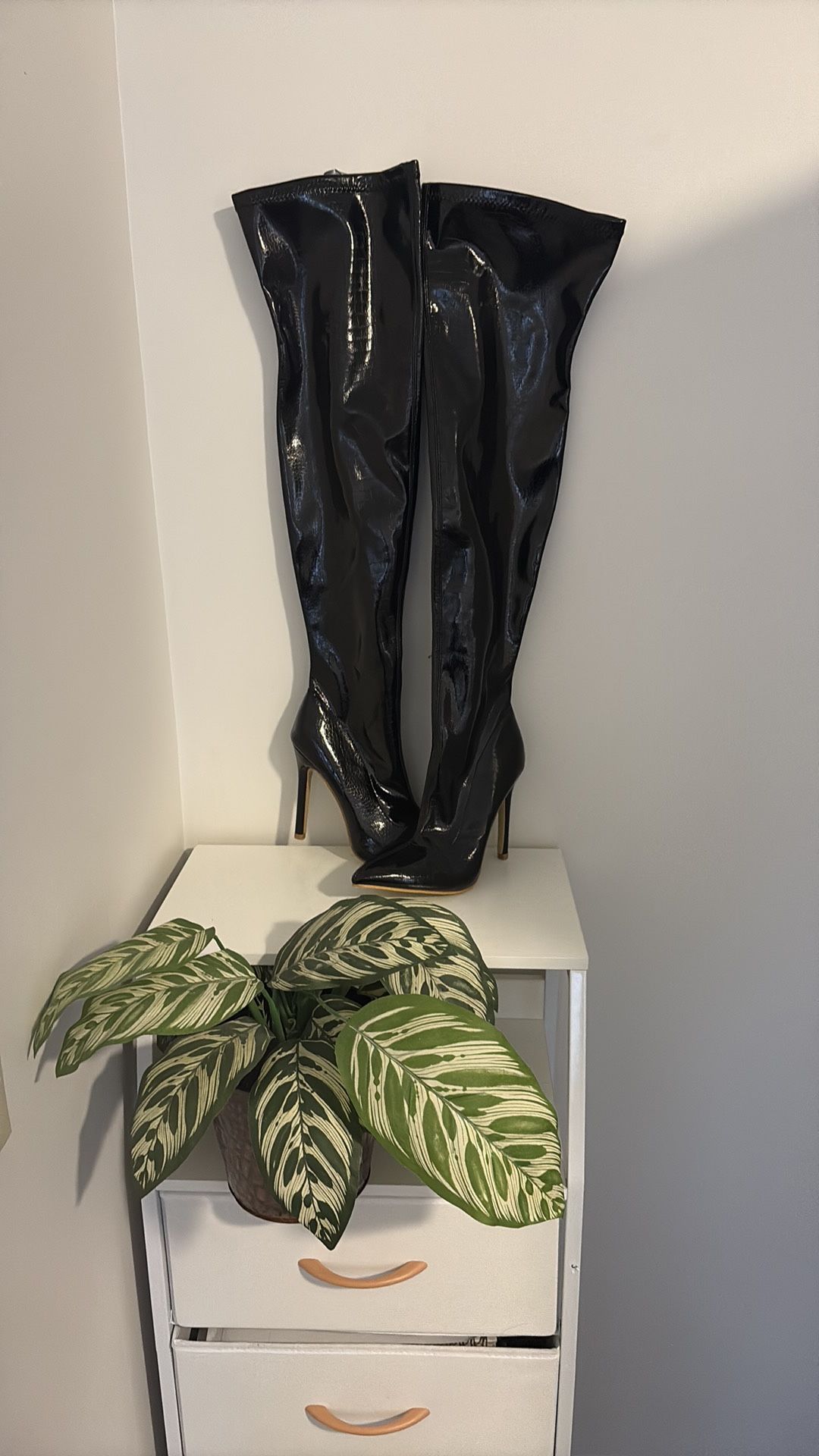 Step out in style with these sleek black thigh-high stiletto boots. Perfect for making a bold statement, these boots offer both elegance and edge. Ide