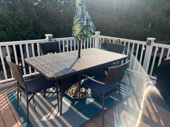 Rectangle Brown outdoor table w/4 chairs