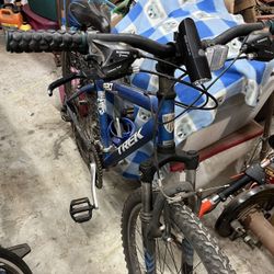 Trek 820 mountain bike in blue