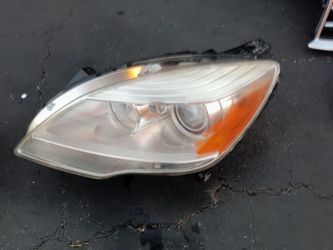 2010-2012 Mercedes R350 headlights (halogen bulbs) oem.