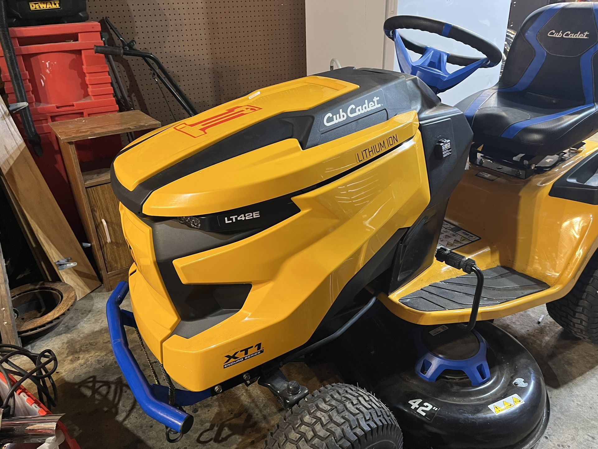 Cub Cadet Xt1 Lithium 42” Riding Lawnmower ,2024