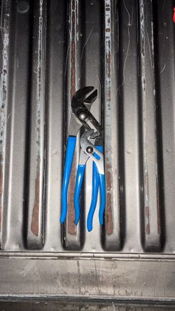 Smooth jaw channel locks
